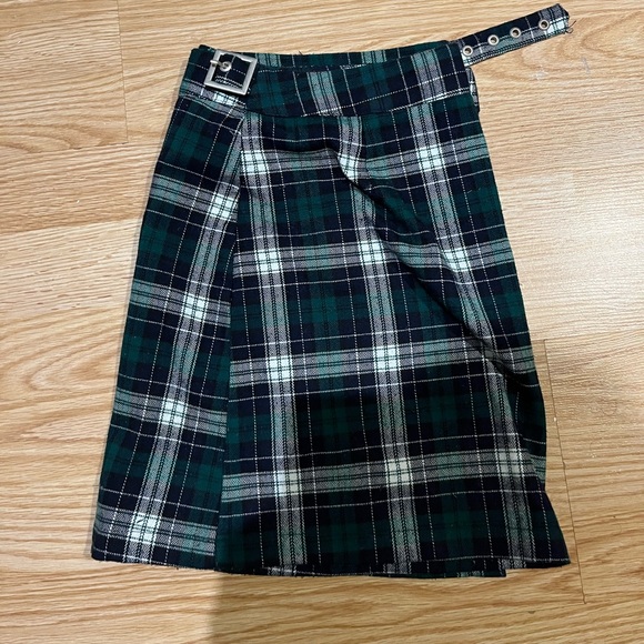 Brandy Melville Green Plaid Buckle Skirt - Picture 3 of 5